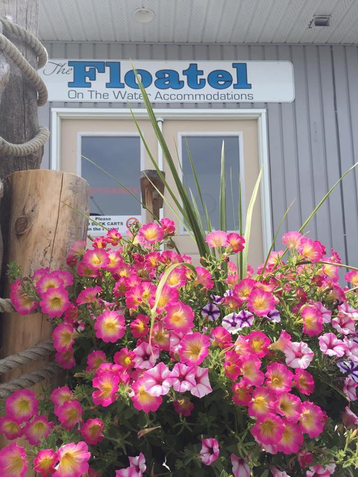 The Floatel Hotell Penetanguishene Exteriör bild